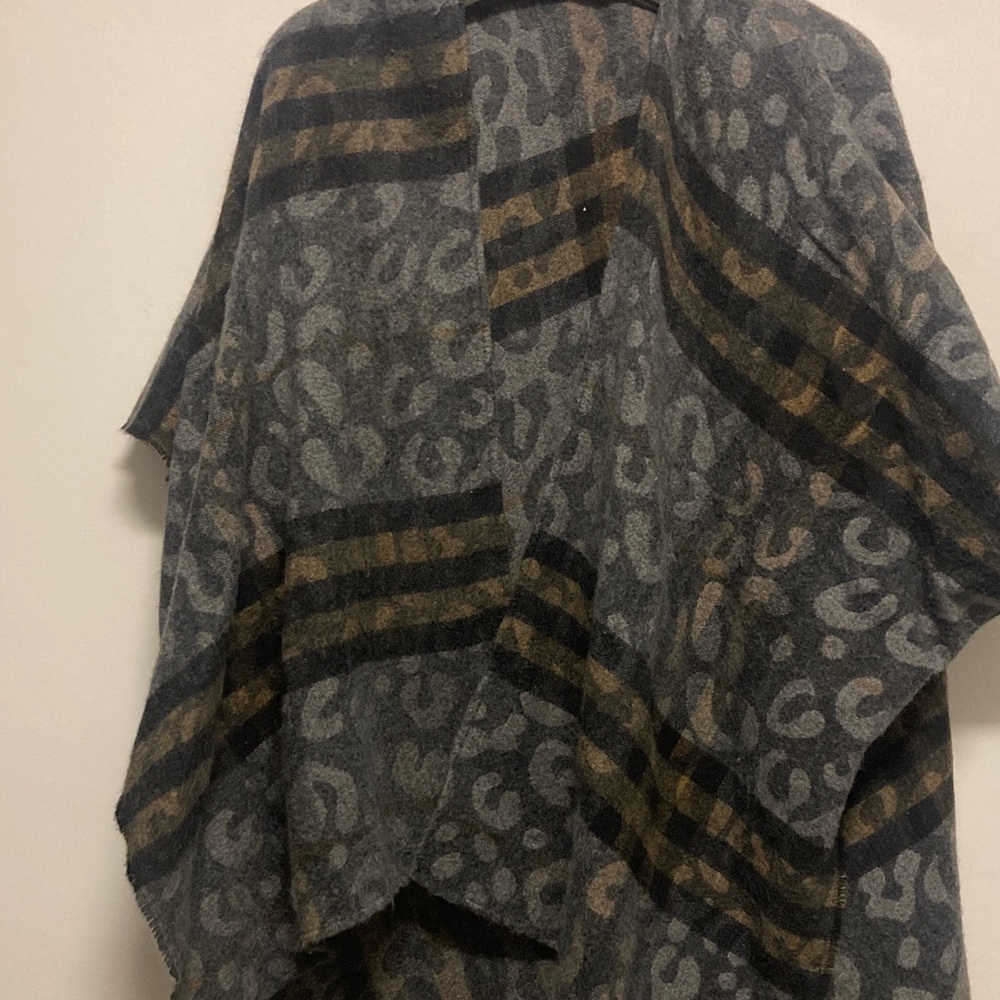 SHAWL/NINE WEST/Gray and Black Animal Print